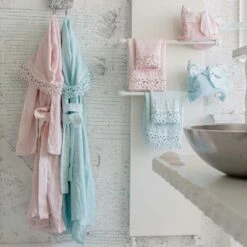 Gastendoek In Terry Katoen Met Poema Kant 2 Stuks En 2 Kleuren - Kasteel 17 Gastendoek In Terry Katoen Met Poema Kant 2 Stuks En 2 Kleuren - Kasteel -Slide Shop asciugamano ospite in spugna cotone con pizzo poema 2 pezzi e 2 colori castle 8