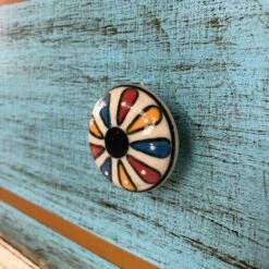 Ladekast Met Gekleurde Laden En Keramische Knoppen Made In Italy - Hendriks 13 Ladekast Met Gekleurde Laden En Keramische Knoppen Made In Italy - Hendriks -Slide Shop cassettiera con cassetti colorati e pomelli in ceramica made in italy hendriks 5