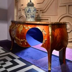 Hij Dressoir Met Marmeren Blad En Decoratieve Ontwerp Ottore, Made In Italy, Gildo -Slide Shop como in marmo e decorazioni in ottore di design made in italy gildo 7