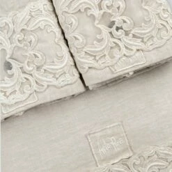 Lakenset Voor Tweepersoonsbed In Licht Linnen En Farnese Kant - Arnesino 8 Lakenset Voor Tweepersoonsbed In Licht Linnen En Farnese Kant - Arnesino -Slide Shop completo lenzuola letto matrimoniale in lino leggero e pizzo farnese arnesino 2