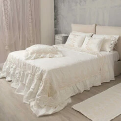 Linnen Geplette Sprei Met Kant Aan Ruches Aan De Randen - Paucis -Slide Shop copriletto matrimoniale a sacco in lino con pizzo sui bordi a balze paucis 5