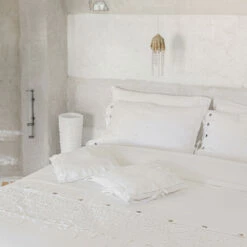 Kussensloop Van Wit Linnen Met Kant, Knopen En Veters Voor Kussen - Malone 11 Kussensloop Van Wit Linnen Met Kant, Knopen En Veters Voor Kussen - Malone -Slide Shop federa bianca in lino con pizzo gocce bottoni e laccetti per guanciale malone 4