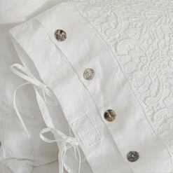 Kussensloop Van Wit Linnen Met Kant, Knopen En Veters Voor Kussen - Malone 13 Kussensloop Van Wit Linnen Met Kant, Knopen En Veters Voor Kussen - Malone -Slide Shop federa bianca in lino con pizzo gocce bottoni e laccetti per guanciale malone 6