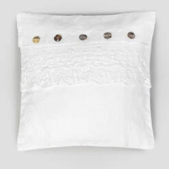 Witte Vierkante Kussensloop Met Kant En Knopen, Italiaanse Luxe - Logo's 10 Witte Vierkante Kussensloop Met Kant En Knopen, Italiaanse Luxe - Logo's -Slide Shop federa cuscino quadrato bianca con pizzo e bottoni lusso italiano logos 4