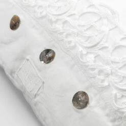 Vierkante Linnen Kussensloop Met Kanten Synergie Van Decoratie En Knopen - Assiolo -Slide Shop federa quadrata in lino con pizzo sinergia di decoro e bottoni assiolo 2