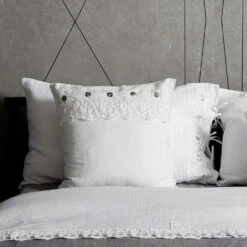 Vierkante Linnen Kussensloop Met Kanten Synergie Van Decoratie En Knopen - Assiolo -Slide Shop federa quadrata in lino con pizzo sinergia di decoro e bottoni assiolo 3