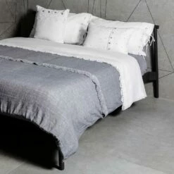 Vierkante Linnen Kussensloop Met Kanten Synergie Van Decoratie En Knopen - Assiolo -Slide Shop federa quadrata in lino con pizzo sinergia di decoro e bottoni assiolo 4