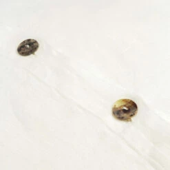 Vierkante Kussensloop In Dik Gekleurd Linnen Met Knopen In Agoya - Mediterraan -Slide Shop federa quadrata in lino pesante colorato con bottoni in agoya mediterraneo 3