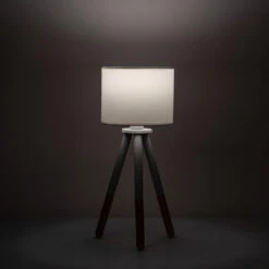 Tafellamp Van Wit Canvas Met Metalen En Houten Structuur - Fiona 8 Tafellamp Van Wit Canvas Met Metalen En Houten Structuur - Fiona -Slide Shop lampada da tavolo in tela bianca con struttura in metallo e legno fiona 3