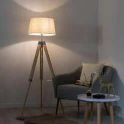 Vloerlamp Met 3-voetige Houten Voet En Canvas Lampenkap - Evette -Slide Shop lampada da terra con base a 3 piedi in legno e paralume in tela evette 5