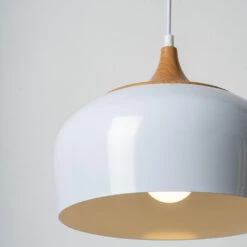 Pendellamp Met Lampenkap Van Wit Metaal En Houteffect - Barbara 10 Pendellamp Met Lampenkap Van Wit Metaal En Houteffect - Barbara -Slide Shop lampada sospesa con paralume in metallo bianco e effetto legno barbara 3