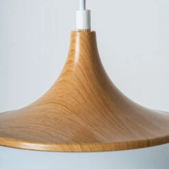 Pendellamp Met Lampenkap Van Wit Metaal En Houteffect - Barbara 11 Pendellamp Met Lampenkap Van Wit Metaal En Houteffect - Barbara -Slide Shop lampada sospesa con paralume in metallo bianco e effetto legno barbara 4