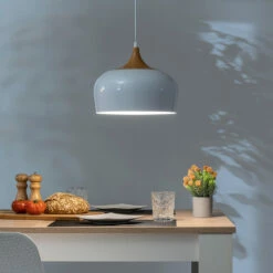 Pendellamp Met Lampenkap Van Wit Metaal En Houteffect - Barbara 12 Pendellamp Met Lampenkap Van Wit Metaal En Houteffect - Barbara -Slide Shop lampada sospesa con paralume in metallo bianco e effetto legno barbara 5