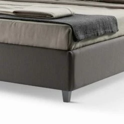 Dubbel Bed Met Box En Glad Hoofdeinde In Made In Italy Stof - Nives -Slide Shop letto matrimoniale con box e testata liscia in tessuto made in italy nives 2