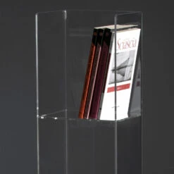 Slide Vrijstaande Boekenkast Met Kolom In Transparant Acrylkristal - Corrige 9 Slide Vrijstaande Boekenkast Met Kolom In Transparant Acrylkristal - Corrige -Slide Shop libreria freestanding a colonna in cristallo acrilico trasparente corrige 3