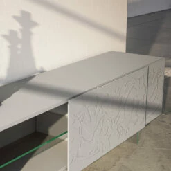 Dressoir In Lichtgrijs Mdf Met Glazen Voetjes Made In Italy - Germena -Slide Shop madia in mdf grigio chiaro con piedini in vetro made in italy germena 3