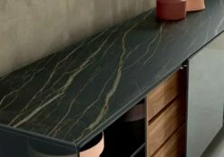 Modern Dressoir Op Wielen In Rookglas En Keramische Top Gemaakt In Italië - Scocca 12 Modern Dressoir Op Wielen In Rookglas En Keramische Top Gemaakt In Italië - Scocca -Slide Shop madia moderna su ruote in vetro fume e top in ceramica made in italy sciocca 4