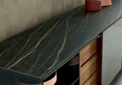 Woonkamer Dressoir In Rookglas Met Bronzen Spiegeldeur Gemaakt In Italië - Scocca -Slide Shop madia soggiorno in vetro fume con anta a specchio bronzo made in italy sciocca 2