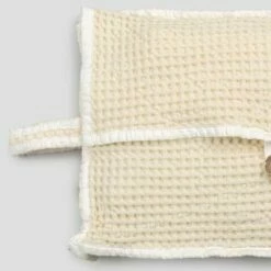 Handtas Van Natuurlijk Wit Katoen Met Honingraatmotief En Parelmoerknoop - Anteha -Slide Shop pochette in cotone nido d ape bianco naturale con bottone madreperla anteha 2