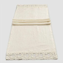 Linnen Tafelloper Met Kant, Luxe Design In 2 Kleuren - Farnese 11 Linnen Tafelloper Met Kant, Luxe Design In 2 Kleuren - Farnese -Slide Shop runner da tavolo in lino con pizzo design di lusso in 2 colori farnese 4