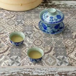 Tafelloper Met Patroon In Pvc En Modern Polyester - Malia 6 Tafelloper Met Patroon In Pvc En Modern Polyester - Malia -Slide Shop runner tavola a fantasia in pvc e poliestere moderno malia 2