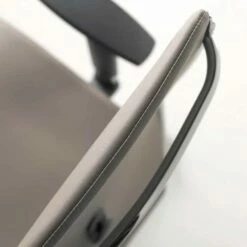 Office Chair Met Shell In Beuken En Echte Koeienhuid Ester 12 Office Chair Met Shell In Beuken En Echte Koeienhuid Ester -Slide Shop sedia da ufficio con monoscocca in faggio e vera pelle bovina ester 5