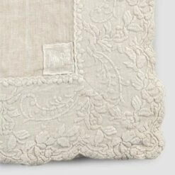 Beige Linnen Vierkant Tafelkleed Met Handgemaakte Luxe Bloemblaadjes Borduurwerk - Vippel 6 Beige Linnen Vierkant Tafelkleed Met Handgemaakte Luxe Bloemblaadjes Borduurwerk - Vippel -Slide Shop tovaglia quadrata in lino beige con ricamo petalo lusso artigianale vippel 2
