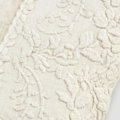 Beige Linnen Vierkant Tafelkleed Met Handgemaakte Luxe Bloemblaadjes Borduurwerk - Vippel 7 Beige Linnen Vierkant Tafelkleed Met Handgemaakte Luxe Bloemblaadjes Borduurwerk - Vippel -Slide Shop tovaglia quadrata in lino beige con ricamo petalo lusso artigianale vippel 3