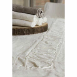 Vierkant Tafelkleed In Wit Linnen, Frame En Randvouw Met Reliëf - Mippel 10 Vierkant Tafelkleed In Wit Linnen, Frame En Randvouw Met Reliëf - Mippel -Slide Shop tovaglia quadrata in lino bianco cornice e goffrature bordo piega mippel 4