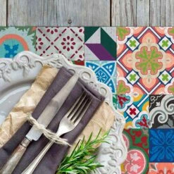 Moderne Wasbare Amerikaanse Placemat In PVC En Polyester, 6 Stuks - Timio 5 Moderne Wasbare Amerikaanse Placemat In PVC En Polyester, 6 Stuks - Timio -Slide Shop tovaglietta americana lavabile moderna in pvc e poliestere 6 pezzi timio 2