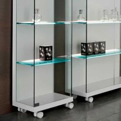 Wandvitrine In Glas En Wit Hout, Wielen En Verlichte Planken - Armilla -Slide Shop vetrina a parete in vetro e legno bianco ruote e ripiani illuminati armilla 3