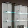 Wandvitrine In Glas En Wit Hout, Wielen En Verlichte Planken - Armilla