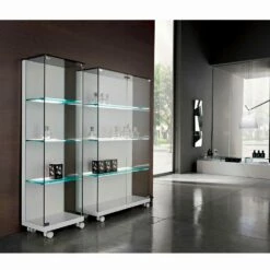 Wandvitrine In Glas En Wit Hout, Wielen En Verlichte Planken - Armilla -Slide Shop vetrina a parete in vetro e legno bianco ruote e ripiani illuminati armilla 5