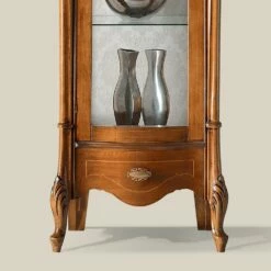 Klassieke Vitrine Met Witte Of Notenhouten Deur Made In Italy - Caligola 10 Klassieke Vitrine Met Witte Of Notenhouten Deur Made In Italy - Caligola -Slide Shop vetrina classica con anta in legno bianco o noce made in italy caligola 3